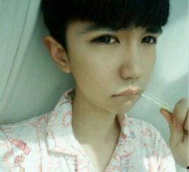 嘟嘴男网红,网络时代的表情符号与社交影响力