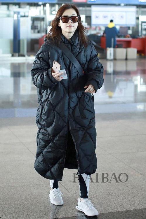 明星的大羽绒服,保暖潮流新宠